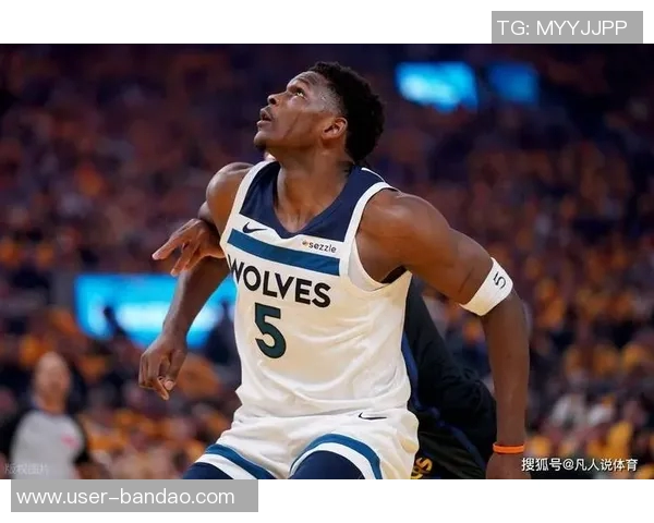 森林狼爱德华兹因右腿筋紧张首节伤退将缺席本场比赛